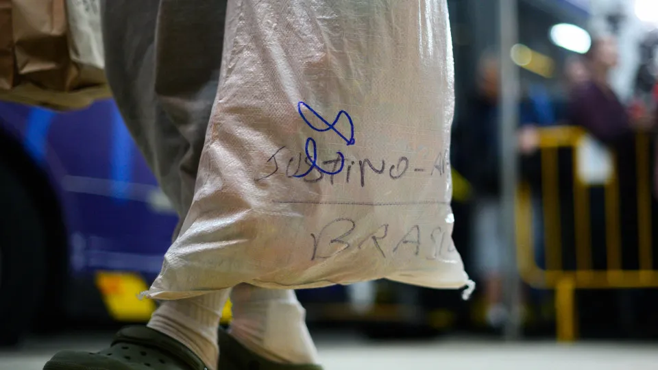 Imigrante é deportado dos EUA após viajar para espalhar cinzas da irmã